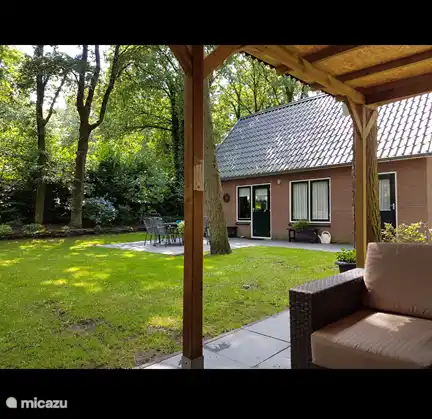 onder de overkapping